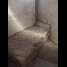 Ein Bett im Lupamar (Bordell), damals mit einer Matratze belegt